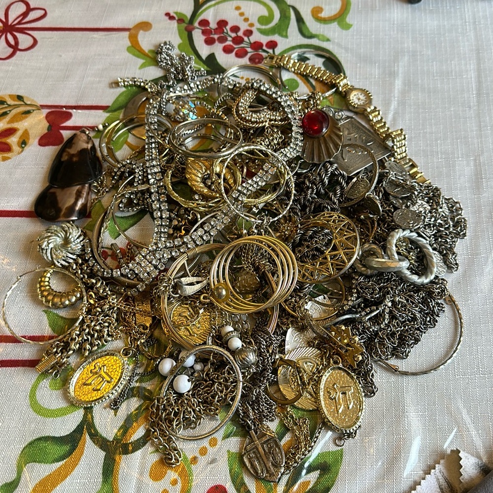 Old tarnished and broken costume jewelry